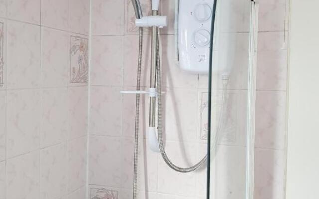Spacious Swindon 5 bedroom house - sleeps up to 10