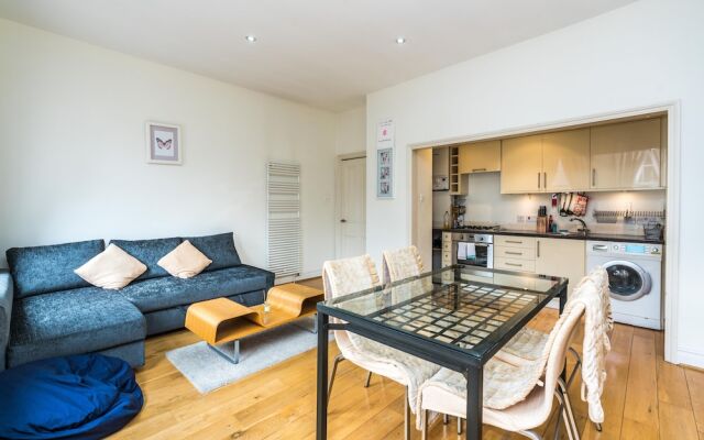 Sleek 2BD Flat Super Central to London Town!