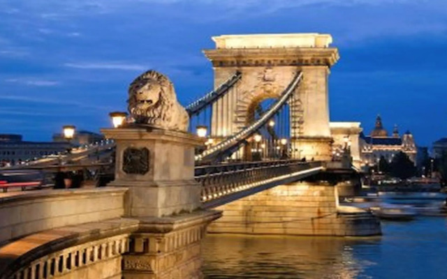 Panoramic Apt. near Chain Bridge