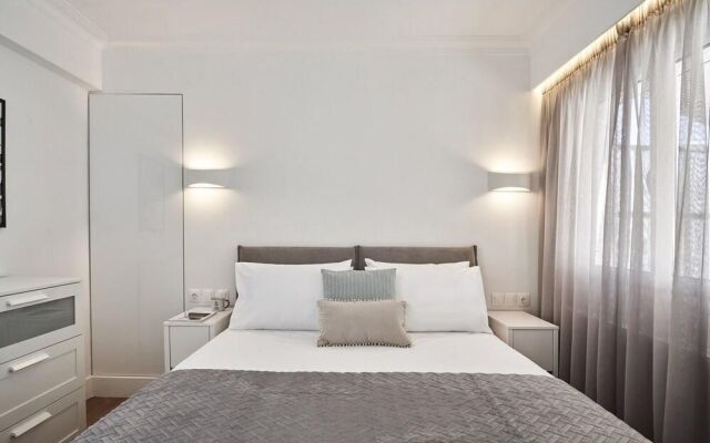Marvelous n Bright Apartment next to Megaro Mousikis