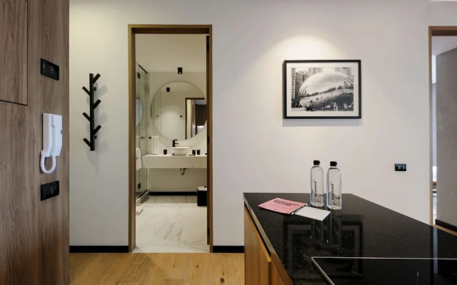 w Deluxe 1BR With Elegant Balcony in Roma Nte