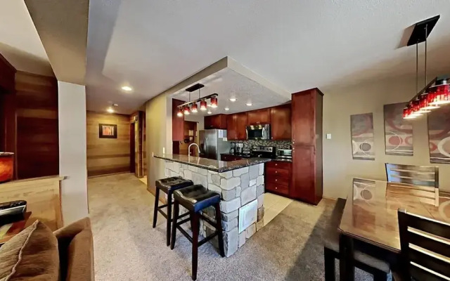 Slopeside Deluxe 2 Bedroom Condo with Free Parking, Spa, Free Gondola (Sierra Megeve 25) by RedAwning