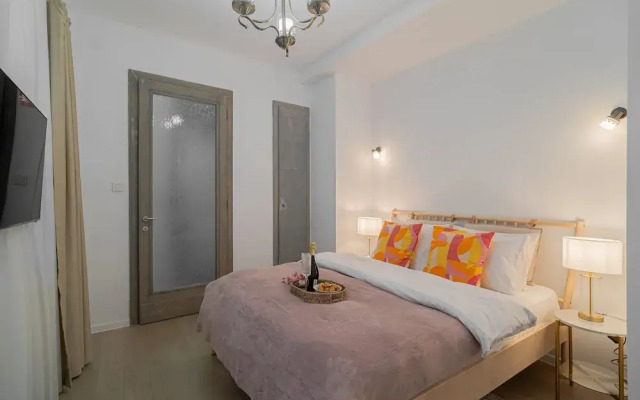 Charming 2BR Apartment - Steps to Romanian Athenaeum