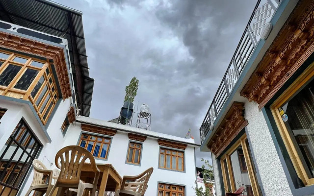 Kandalha Guest House
