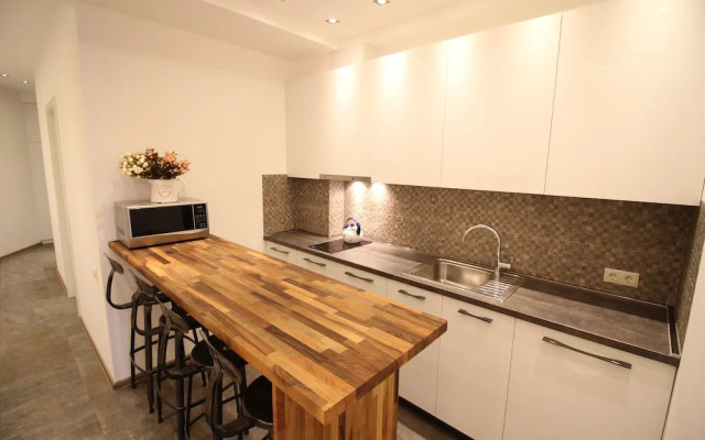 Maxela Rooms & Suites