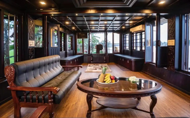 Upper Deck Houseboat