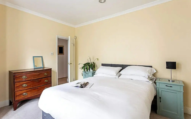 Kensington Retreat With Private Patio