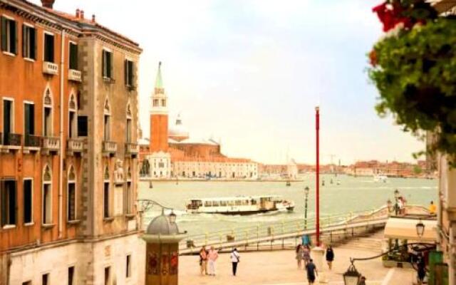 Biennale APT Balcony