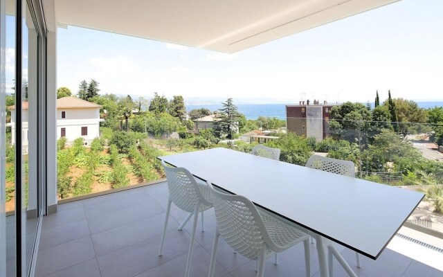 Stylish Apartment 100m from the Beach