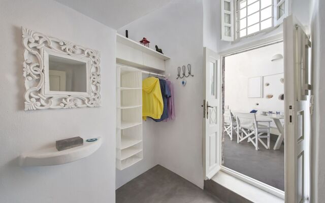 Pyrgos 3-bed Villa, Sleeps 8, With Pool and Aircon