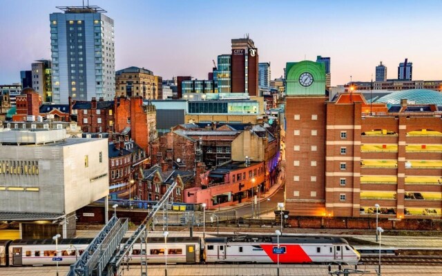 Leeds City Centre Apartment with River View