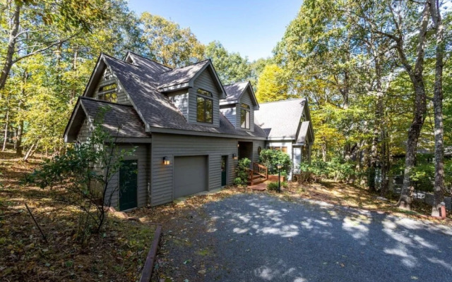 Luxury Wintergreen Near Golf Course Pool Access