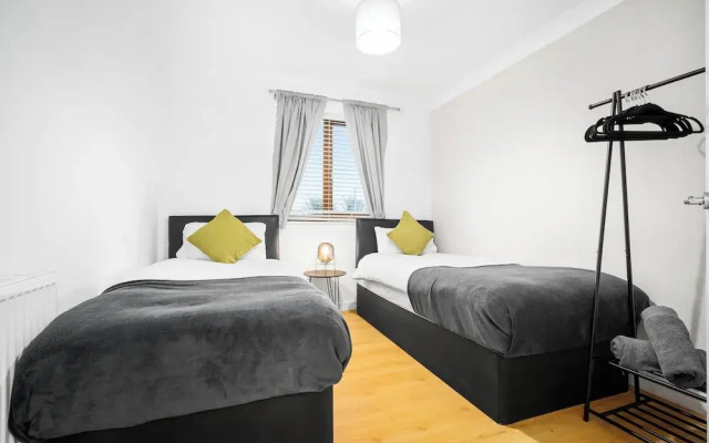 Cosy 2 bed Apt With Free Parking by Oldbury