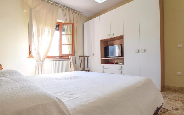 Beautiful Apartment in Piano di Mommio With Outdoor Swimming Pool, Wifi and 3 Bedrooms