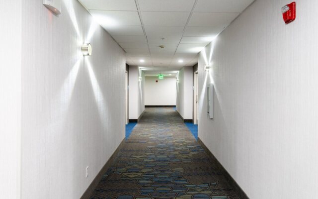 Holiday Inn Express & Suites Lake Forest by IHG