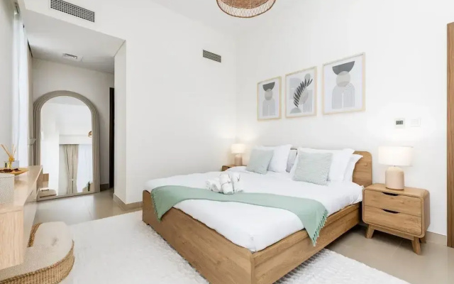 Waves - High-Rise Elegance: 2BR Apt with Marina Views