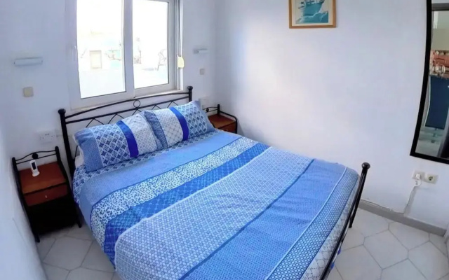 Deluxe Beach Apartment- Sleeps 2 & Private Terrace