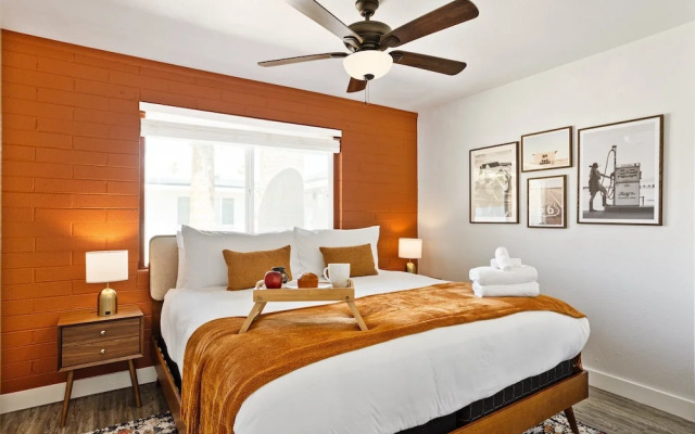 Colt-in Old Town-walk To Entertainment District