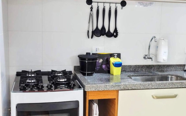 Apto Centro Ubatuba com Varanda Gourmet, Suíte e Piscina