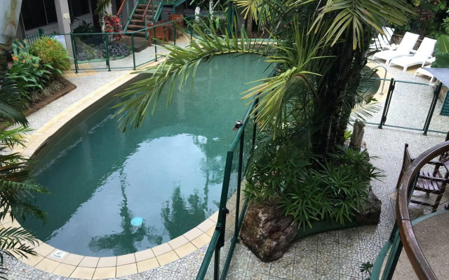 Bay Village Tropical Retreat & Apartments