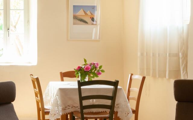 Quaint Holiday Home in Rustrel With Swimming Pool