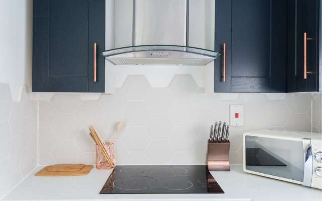 The Historic Gem - Sleek & Central 3BDR Maisonette