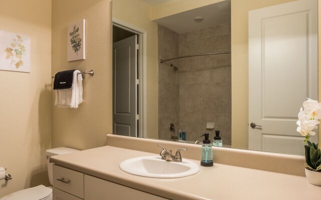 2 BR Suite with balcony by Frontdesk