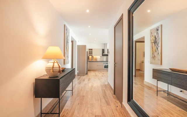 2br Apartment With Balcony and Views