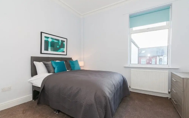 6 Bed House near Manchester