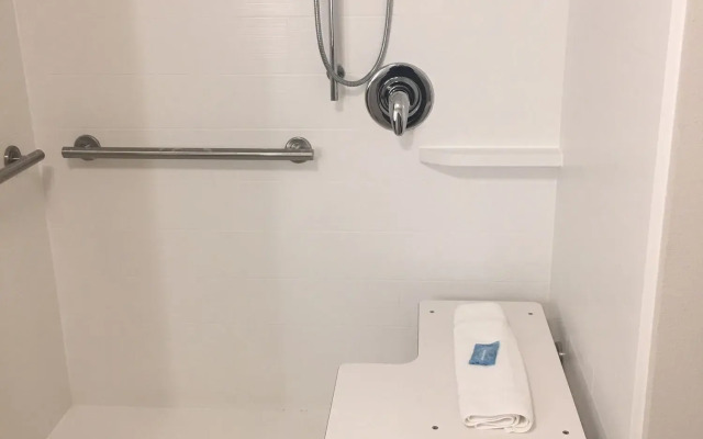 Holiday Inn Express & Suites Kingdom City by IHG