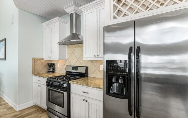 1 Holiday 4 Bedroom Home by RedAwning