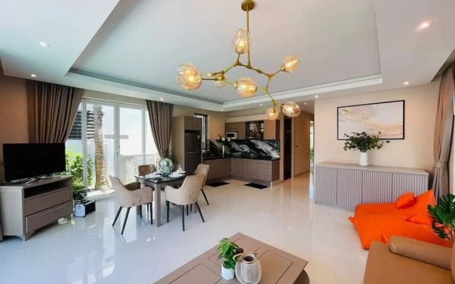 Palm Oasis Pool Villa by Pattaya Holiday