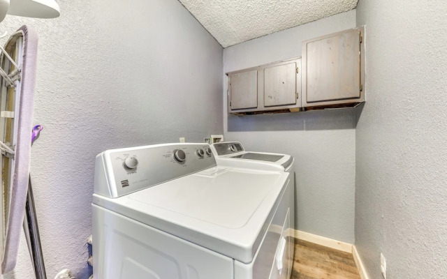 Relaxing Ruidoso Retreat: Walk to Midtown!