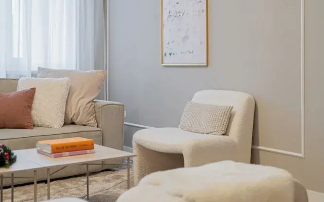 Loggia & Luxe 5BR Penthouse in Universitatii Area