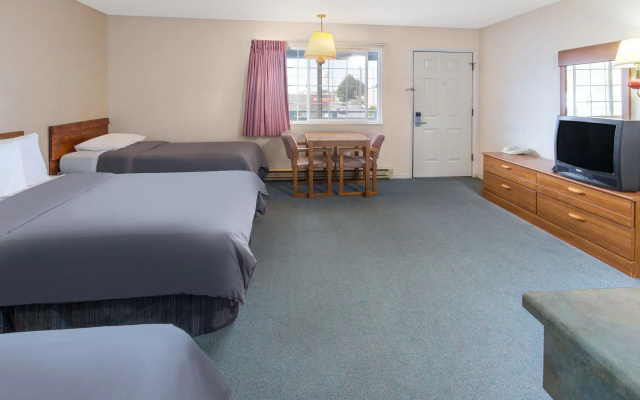 Redwood Inn