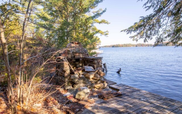 Blueberry Point A Classic Lake Joseph family cottage on a 900 ft peninsula
