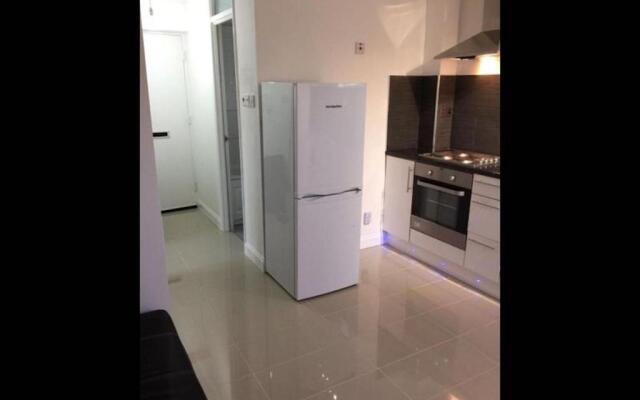 Small Modern Comfortable 2 Bedroom Apartment - Cmyr