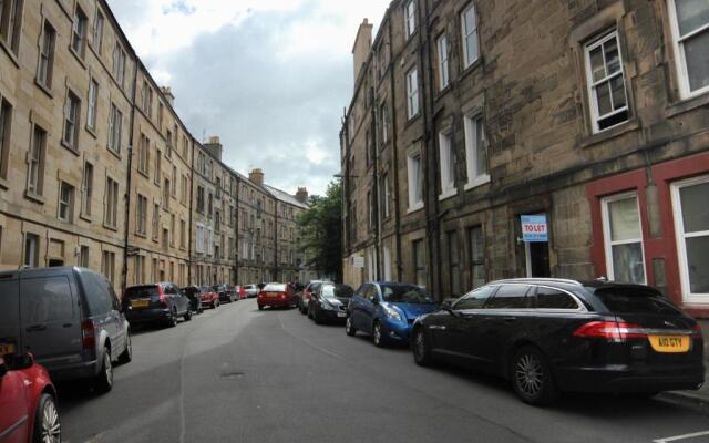 Chic & bright flat near Holyrood Park