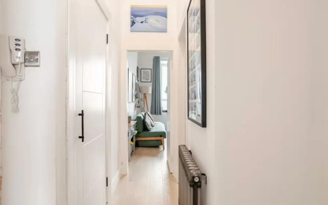 Warm, Upgraded Top-floor Flat in Finnieston