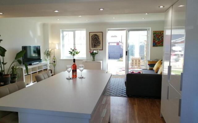 Spacious townhouse with sea views near Cardiff