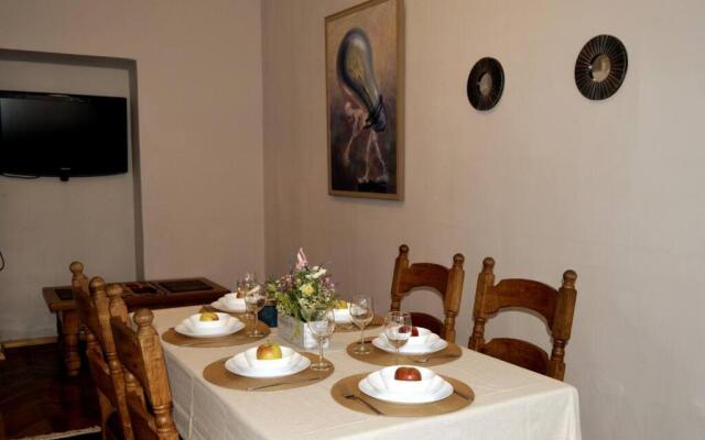 Unique Spacious Classic 3bedroom Midtown Apartment ! FREE parking ! BILLIARD room !