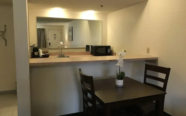 MorningGlory Inn & Suites