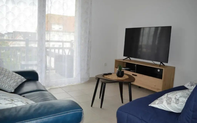 Appartement spacieux avec balcon - à 50m de la plage
