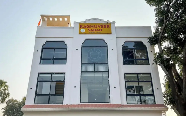 Raghuveer Sadan, Near Ram Mandir - 10 Min Walk