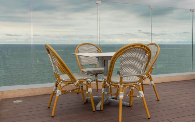 Moderno Edificio Sobre la Playa - Luxury