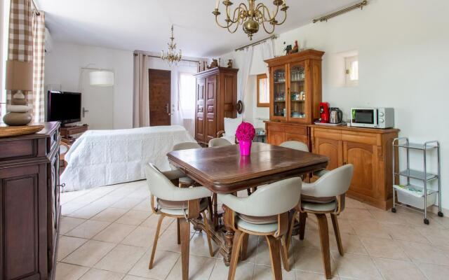 Tranquil holiday home in Cébazan with private pool