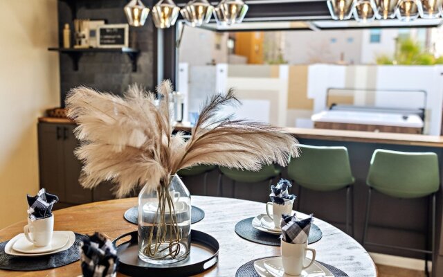 OldTown Lux 4BR/3BA HeatedPool+HotTub+GameRoom/14 by RedAwning