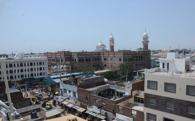 Gurjeet Hotel By Naavagat