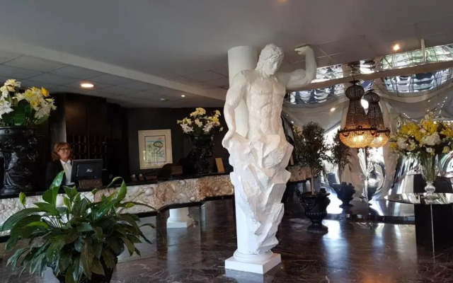 Domizia Palace Hotel