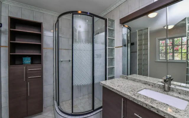 Massive Oceanfront Villa - Spa - Sauna - Gameroom - Malmok!